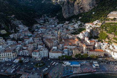 Amalfi, İtalya - 28 Ağustos 2021: İtalya 'daki Amalfia Sahili boyunca Amalfia şehrinin havadan görünüşü.