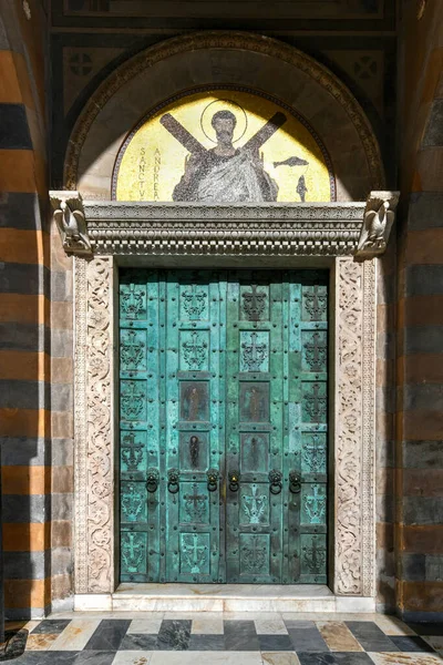 Puerta Del Apóstol San Andrés Iglesia Católica Amalfi Italia — Foto de Stock