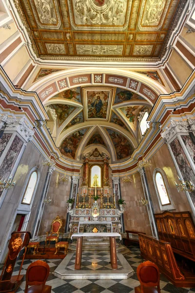 イタリアのソレント 2021年8月27日 イタリアのソレントにあるサンティフェリーチェとバッコロ教会の複雑なインテリア — ストック写真