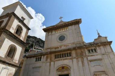 Positano, İtalya - 19 Nisan 2019: Positano 'daki Saint Mary Kilisesi' nin dış görünüşü.