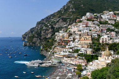 Positano 'nun Campania, İtalya' daki Amalfi Sahili 'ndeki rahat plaj ve mavi deniz manzarası. Amalfi kıyıları Avrupa 'da popüler seyahat ve tatil beldesidir..
