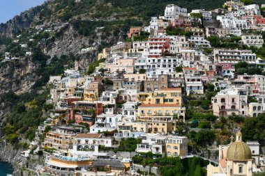 Positano 'nun Campania, İtalya' daki Amalfi Sahili 'ndeki rahat plaj ve mavi deniz manzarası. Amalfi kıyıları Avrupa 'da popüler seyahat ve tatil beldesidir..