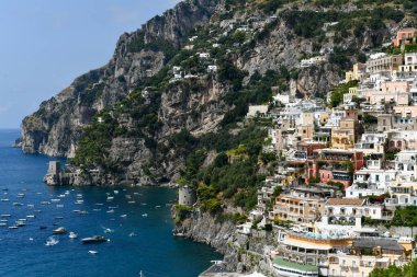 Positano 'nun Campania, İtalya' daki Amalfi Sahili 'ndeki rahat plaj ve mavi deniz manzarası. Amalfi kıyıları Avrupa 'da popüler seyahat ve tatil beldesidir..