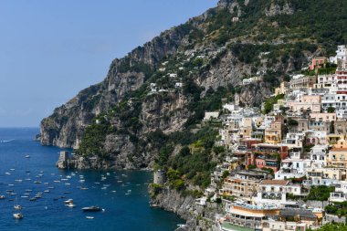 Positano 'nun Campania, İtalya' daki Amalfi Sahili 'ndeki rahat plaj ve mavi deniz manzarası. Amalfi kıyıları Avrupa 'da popüler seyahat ve tatil beldesidir..