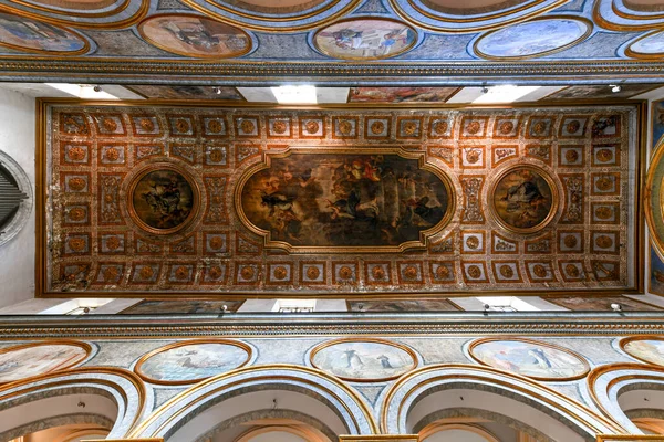 Sorrento, İtalya - 27 Ağustos 2021: Sorrento, İtalya 'daki Sant' Antonino Bazilikasının İç Kesimi.