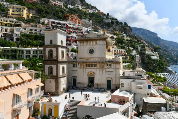 Positano Włochy Sierpnia 2021 Widok Zewnątrz Kościół Wniebowzięcia Najświętszej Marii — Zdjęcie stockowe
