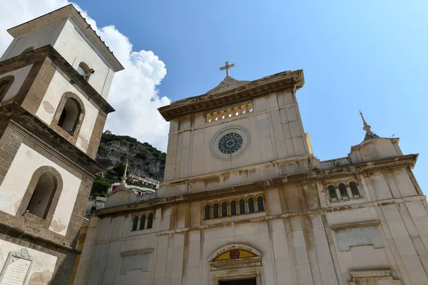 Positano, İtalya - 19 Nisan 2019: Positano 'daki Saint Mary Kilisesi' nin dış görünüşü.