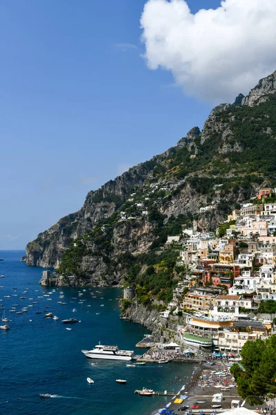 Positano 'nun Campania, İtalya' daki Amalfi Sahili 'ndeki rahat plaj ve mavi deniz manzarası. Amalfi kıyıları Avrupa 'da popüler seyahat ve tatil beldesidir..