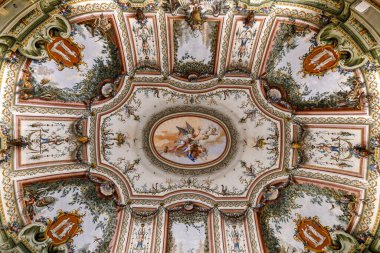 Caserta, İtalya - 21 Ağustos 2021: 18. yüzyılda Napoli Kralı Charles tarafından yaptırılan tarihi bir saray olan Caserta Kraliyet Sarayı 'nın iç manzarası.