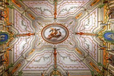 Caserta, İtalya - 21 Ağustos 2021: 18. yüzyılda Napoli Kralı Charles tarafından yaptırılan tarihi bir saray olan Caserta Kraliyet Sarayı 'nın iç manzarası.