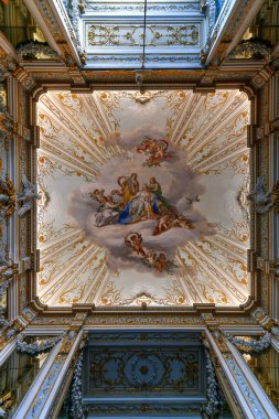 Caserta, İtalya - 21 Ağustos 2021: 18. yüzyılda Napoli Kralı Charles tarafından yaptırılan tarihi bir saray olan Caserta Kraliyet Sarayı 'nın iç manzarası.