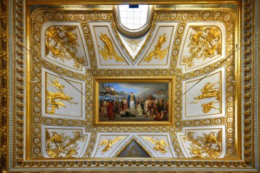 Caserta, İtalya - 21 Ağustos 2021: 18. yüzyılda Napoli Kralı Charles tarafından yaptırılan tarihi bir saray olan Caserta Kraliyet Sarayı 'nın iç manzarası.