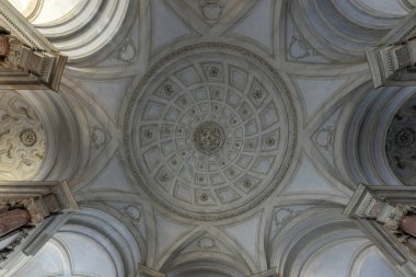 Caserta, İtalya - 21 Ağustos 2021: 18. yüzyılda Napoli Kralı Charles tarafından yaptırılan tarihi bir saray olan Caserta Kraliyet Sarayı 'nın iç manzarası.