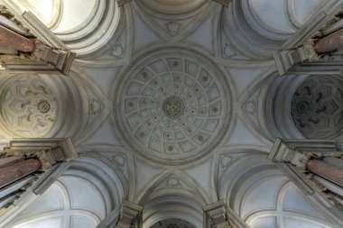 Caserta, İtalya - 21 Ağustos 2021: 18. yüzyılda Napoli Kralı Charles tarafından yaptırılan tarihi bir saray olan Caserta Kraliyet Sarayı 'nın iç manzarası.