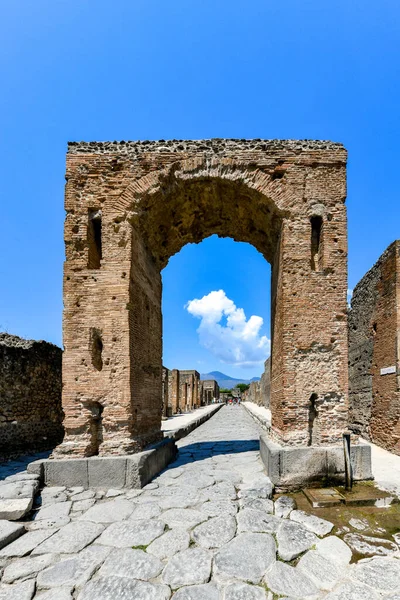 Триумфальная Арка Калигулы Древней Помпеи Италия Вид Север Через Арку — стоковое фото