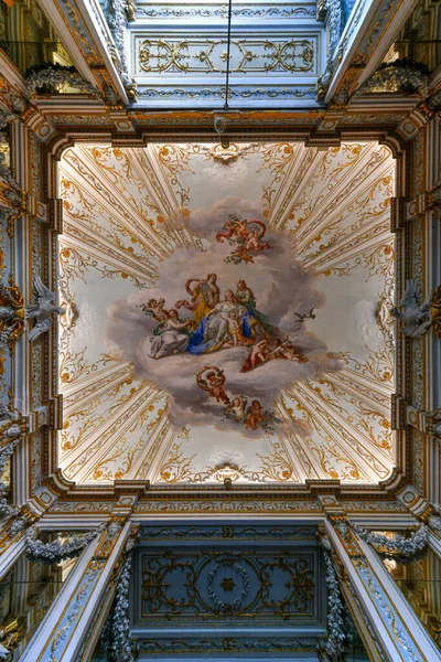 Caserta, İtalya - 21 Ağustos 2021: 18. yüzyılda Napoli Kralı Charles tarafından yaptırılan tarihi bir saray olan Caserta Kraliyet Sarayı 'nın iç manzarası.