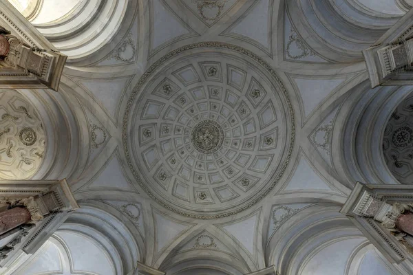 Caserta, İtalya - 21 Ağustos 2021: 18. yüzyılda Napoli Kralı Charles tarafından yaptırılan tarihi bir saray olan Caserta Kraliyet Sarayı 'nın iç manzarası.