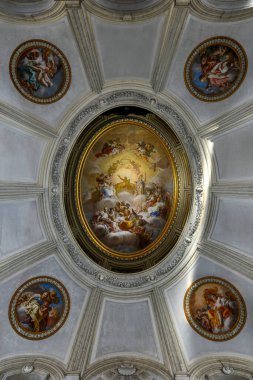 Caserta, İtalya - 21 Ağustos 2021: 18. yüzyılda Napoli Kralı Charles tarafından yaptırılan tarihi bir saray olan Caserta Kraliyet Sarayı 'nın iç manzarası.