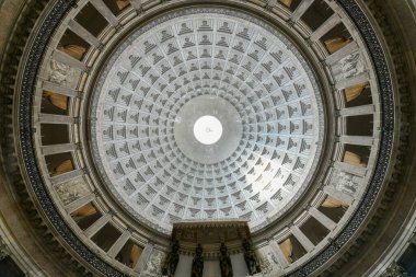 Napoli, İtalya - 20 Ağustos 2021: Napoli, İtalya 'da Piazza del Plebiscito' daki San Francesco da Paola Kilisesi.