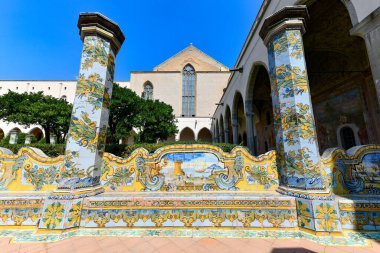Santa Chiara manastırı, Santa Chiara 'nın majolika ile ünlü manastır kompleksine ait Napoli' nin dört anıtsal manastırıdır..