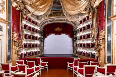 Napoli, İtalya - 18 Ağustos 2021: Napoli 'deki Teatro di San Carlo. Teatro di San Carlo, 1737 yılında açılan dünyanın en eski ve sürekli aktif opera mekanıdır..