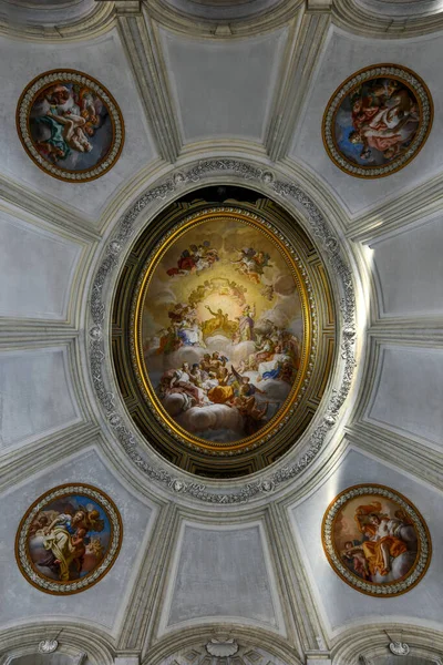 Caserta, İtalya - 21 Ağustos 2021: 18. yüzyılda Napoli Kralı Charles tarafından yaptırılan tarihi bir saray olan Caserta Kraliyet Sarayı 'nın iç manzarası.