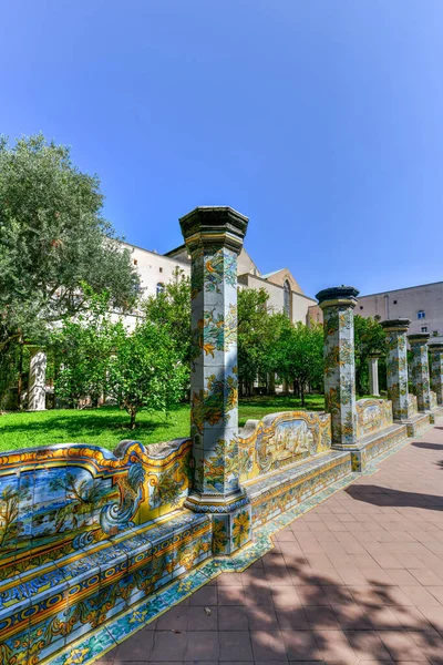 サンタキアラの回廊は マジョリカで有名なサンタキアラの修道院複合体に属するナポリの4つの記念碑的な回廊です — ストック写真