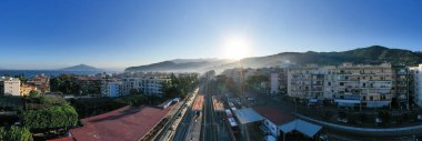 Sorrento, İtalya 'da şafak vakti Sorrento Tren İstasyonu' nun panoramik manzarası