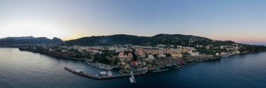 Bir yaz günü İtalya 'nın Sorrento kentindeki uçurumların havadan görünüşü.