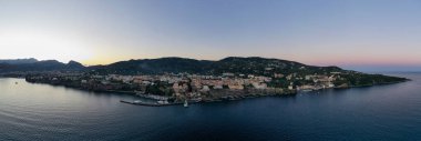 Bir yaz günü İtalya 'nın Sorrento kentindeki uçurumların havadan görünüşü.