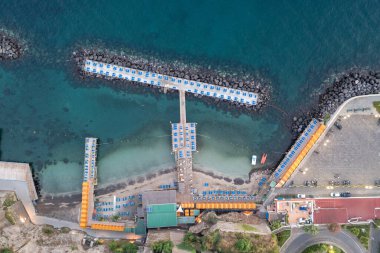Bir yaz günü İtalya 'nın Sorrento plajının hava manzarası.