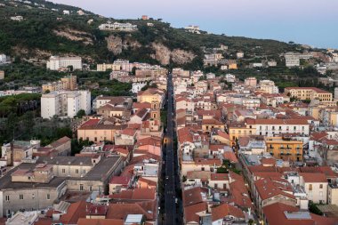 Bir yaz günü İtalya 'nın Sorrento kentindeki uçurumların havadan görünüşü.