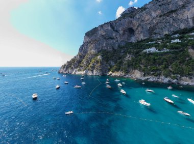 Capri Adası, İtalya 'da Amalfi Sahili boyunca güzel bir yaz günü.