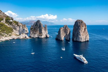 Capri Adası, İtalya 'da Amalfi Sahili boyunca güzel bir yaz günü.