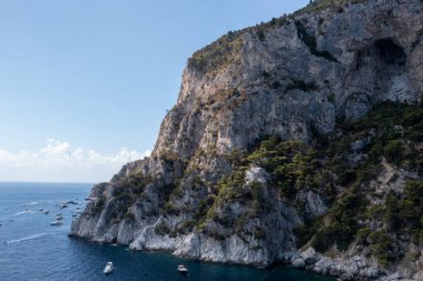 Capri Adası, İtalya 'da Amalfi Sahili boyunca güzel bir yaz günü.