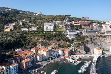 Bir yaz günü İtalya, Sorrento 'daki uçurumların havadan görünüşü.