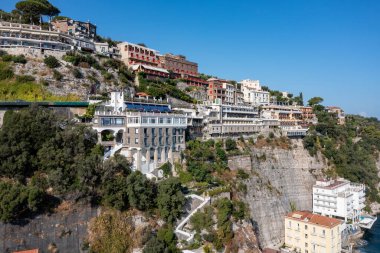 Bir yaz günü İtalya, Sorrento 'daki uçurumların havadan görünüşü.