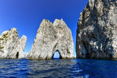 Capri Adası, İtalya 'da Amalfi Sahili boyunca güzel bir yaz günü.