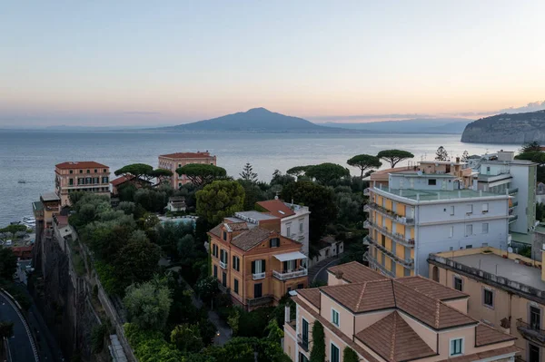 Sorrento Napoli Körfezi Şafakta Talya Vesuvius Bakıyor — Stok fotoğraf