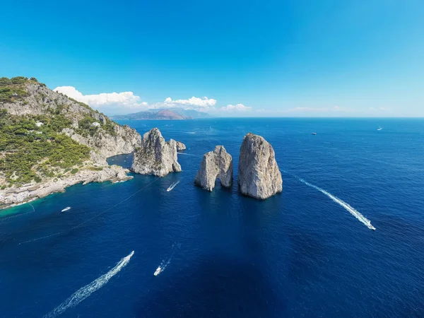 Capri Adası, İtalya 'da Amalfi Sahili boyunca güzel bir yaz günü.