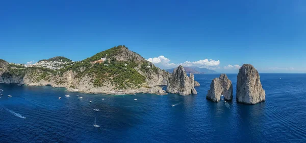 Capri Adası, İtalya 'da Amalfi Sahili boyunca güzel bir yaz günü.