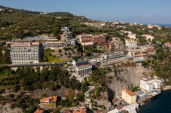 Tony 'nin Sorrento, İtalya' daki sahilinin havadan görünüşü..