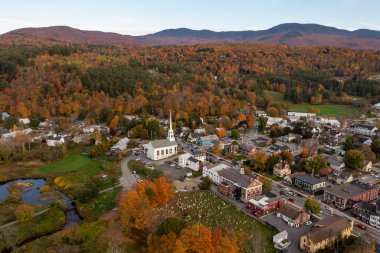 Stowe, Vermont - 12 Ekim 2021: Vermont 'taki ünlü kayak kasabası Stowe' daki Beyazlar Topluluğu Kilisesi.