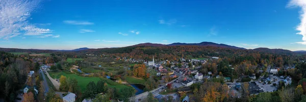 Biały Kościół Wspólnoty Słynnym Miasteczku Narciarskim Stowe Vermont Jesienią — Zdjęcie stockowe