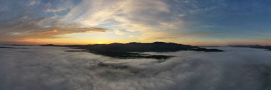 Stowe, Vermont 'ta sonbahar yeşilliklerinin panoramik görünümü.