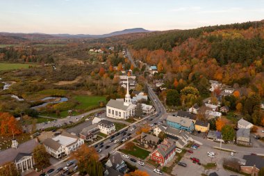 Vermont 'un ünlü kayak kasabası Stowe' daki White Community Kilisesi..