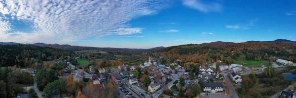 Biały Kościół Wspólnoty Słynnym Miasteczku Narciarskim Stowe Vermont Jesienią — Zdjęcie stockowe