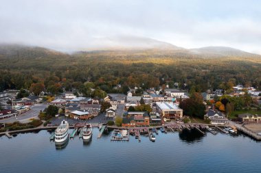 New York, George Gölü 'ndeki körfezin şafak vakti panoramik manzarası..