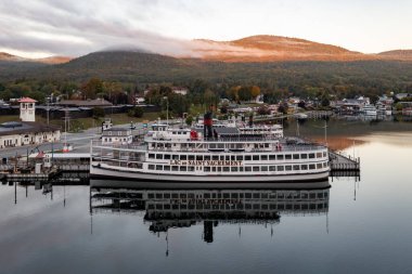 George Gölü, New York - 10 Ekim 2021: George Gölü, New York körfezinde şafak vakti turist tekneleri.