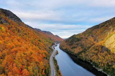 Keene, New York 'ta Şelale Gölü' nün kıyısında..